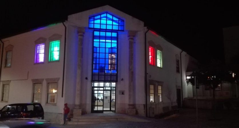 Edifício dos Paços do Concelho e Biblioteca Municipal iluminados com as cores do projeto “5 Municípios, 5 Culturas, 5 Sentidos”