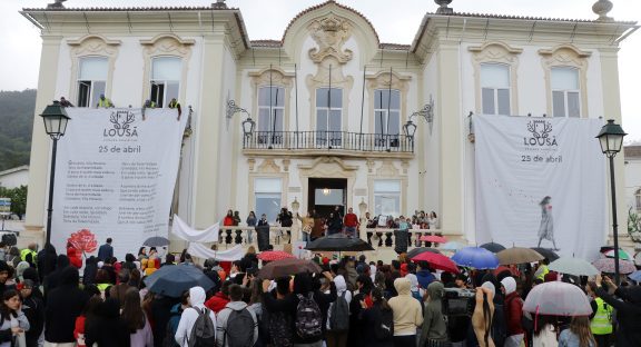 Alunos do Agrupamento de Escolas da Lousã manifestam-se em Comemoração dos 50 Anos do 25 de Abril – “Todos à Manif”