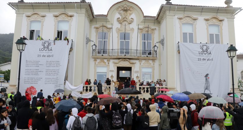 Alunos do Agrupamento de Escolas da Lousã manifestam-se em Comemoração dos 50 Anos do 25 de Abril – “Todos à Manif”